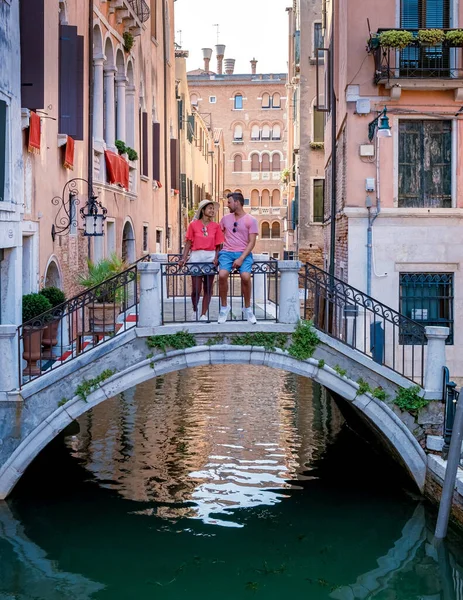 Una Giovane Coppia Viaggio Venezia Italia Uomini Donne Visitano Venezia — Foto Stock