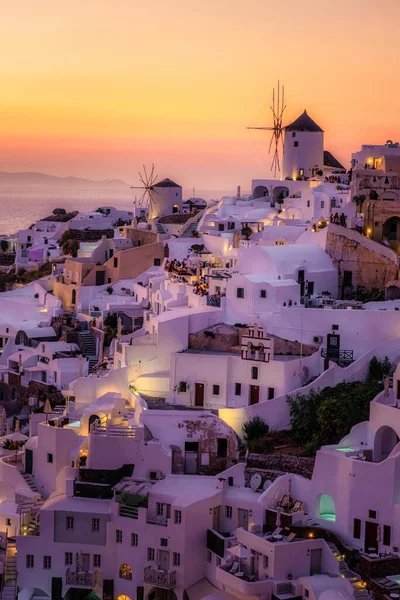 Sonnenuntergang Dorf Oia Santorini Griechenland Bunter Sonnenuntergang Mit Weißgetünchtem Gebäude — Stockfoto
