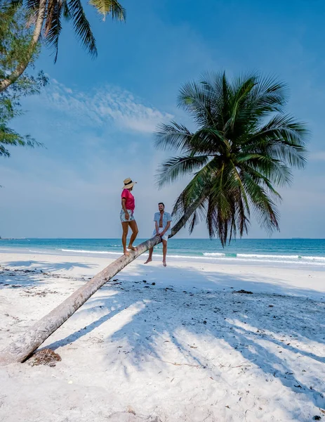 Coppia Vacanza Thailandia Provincia Chumpon Spiaggia Tropicale Bianca Con Palme — Foto Stock