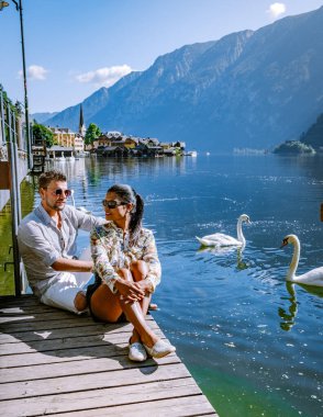 Avusturya Hallstatt, yaz tatilinde çift Hallstatter Gölü 'nü ziyaret ediyor.. 
