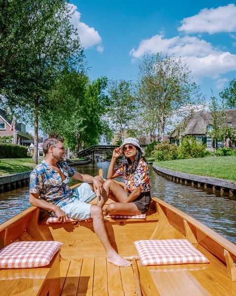 Giethoorn Países Bajos Pueblo Colorido Con Canales Barcos Con Turistas — Foto de Stock