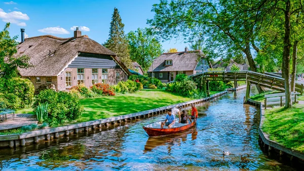 Giethoorn Paesi Bassi Villaggio Colorato Con Canali Barche Con Turisti — Foto Stock