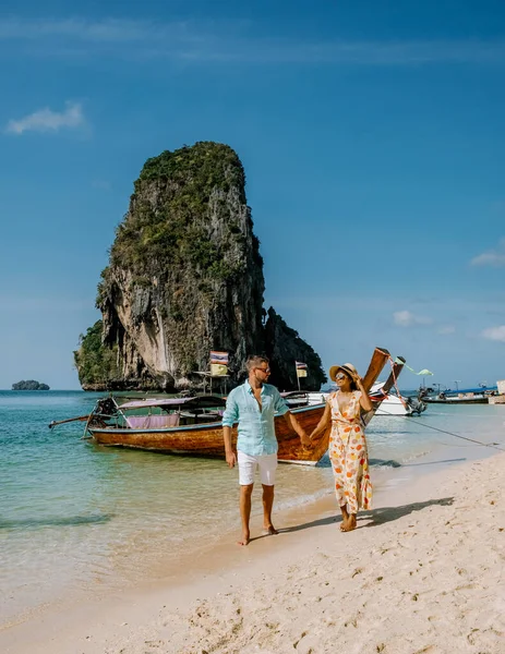 Wyspa Koh Poda Krabi Tajlandia Para Azjatek Średnim Wieku Europejczyk — Zdjęcie stockowe
