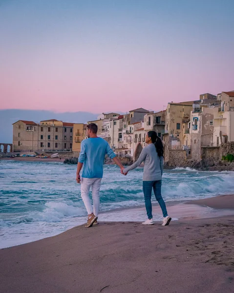 Cefalu Sicily Пара Наблюдающая Закатом Пляже Cefalu Sicilia Италия Мужчины — стоковое фото