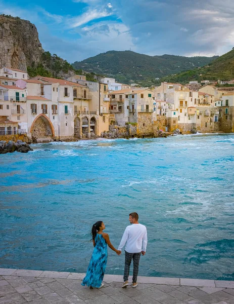 Cefalu Sicília Casal Assistindo Pôr Sol Praia Cefalu Sicilia Itália — Fotografia de Stock