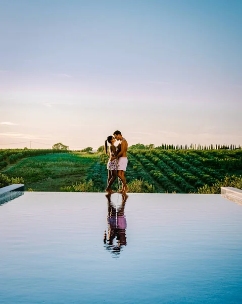 Couple Vacation Luxury Resort Sicily Sunset Infinity Pool Sicilia Italy — Stock Photo, Image