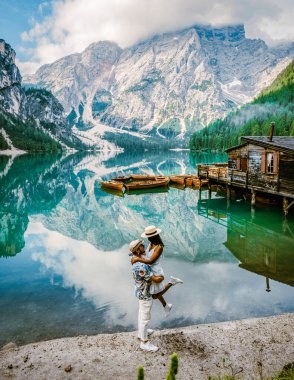Prager Wildsee, Alp Gölü, Lago di Braies, Braies Gölü, Dolomites, Güney Tyrol, İtalya, Avrupa 'da tipik ahşap tekneleri olan muhteşem romantik bir yer. Tatildeki çift Dolomitler