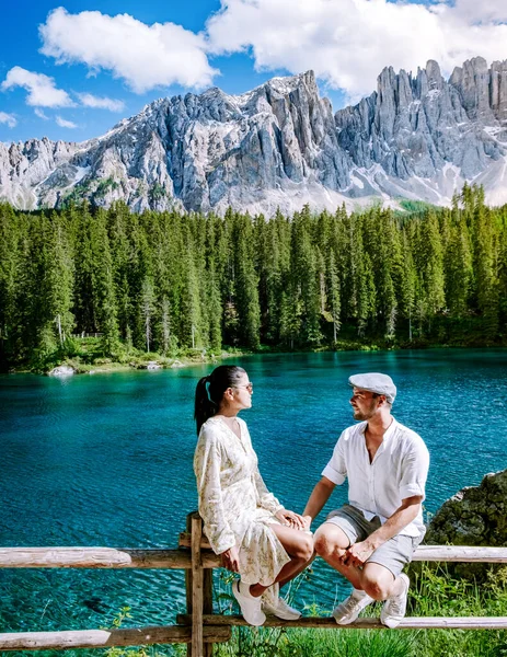 Carezza Lac Couple Hommes Femmes Vacances Dans Les Dolomites Italiennes — Photo