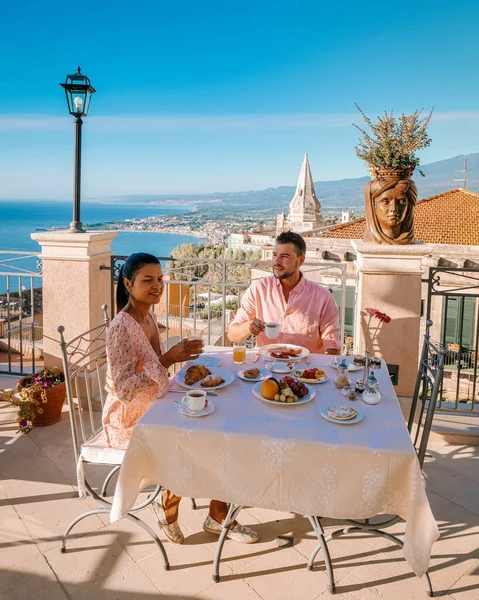 Taormina Sicilia Italia Mesa Desayuno Con Vistas Azotea Sobre Taormina — Foto de Stock