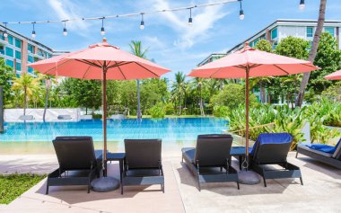 Amari Huahin Tayland, güneşli havuz manzarası, lüks yüzme havuzlu lüks tatil köyü ve lüks bir tatil köyünde okyanus yatağı.