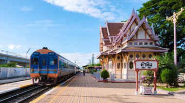 Tayland 'daki Hua Hin tren istasyonu. Huahin 'de treni bekleyen yolcular.