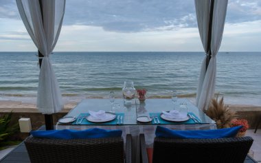 Tayland sahilinde mum ışığında akşam yemeği. Sahilde romantik bir akşam yemeği.