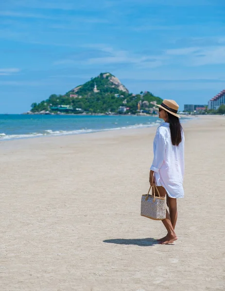 Donne Asiatiche Che Camminano Sulla Spiaggia Mattino Takiab Beach Huahin — Foto Stock