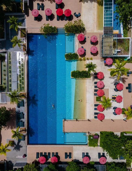 공중에서 수있는 수영장 위에서는 수영장 보입니다 여행중 스러운 수영장에서 휴식을 — 스톡 사진