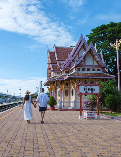 Birkaç Erkek Kadın Tayland Daki Hua Hin Tren Istasyonunda Yürüyorlar — Stok fotoğraf