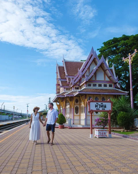 2人の男女がタイのホアヒン駅を歩いている アジア系の女性と白人男性がハイン駅を歩いている — ストック写真