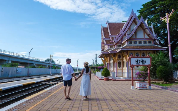 Par Hombres Mujeres Están Caminando Estación Tren Hua Hin Tailandia — Foto de Stock