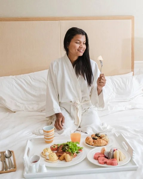 Couple Prenant Petit Déjeuner Lit Hommes Femmes Dans Chambre Coucher — Photo