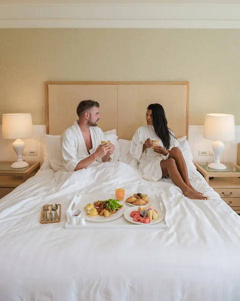 Koppel Ontbijten Bed Mannen Vrouwen Slaapkamer Ontbijten Ochtend Met Koffie — Stockfoto