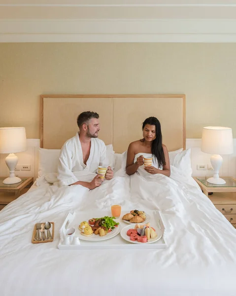 Koppel Ontbijten Bed Mannen Vrouwen Slaapkamer Ontbijten Ochtend Met Koffie — Stockfoto