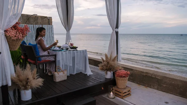 Δείπνο Κεριά Στην Παραλία Της Ταϊλάνδης Ρομαντικό Δείπνο Στην Παραλία — Φωτογραφία Αρχείου