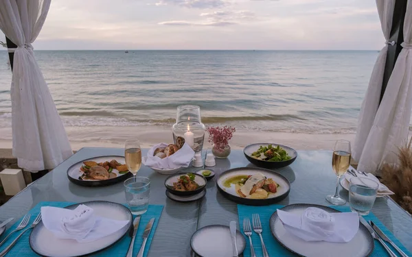 Tayland Sahilinde Mum Işığında Akşam Yemeği Sahilde Romantik Bir Akşam — Stok fotoğraf