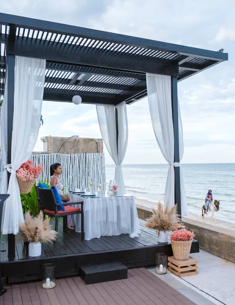 Tayland Sahilinde Mum Işığında Akşam Yemeği Sahilde Romantik Bir Akşam — Stok fotoğraf