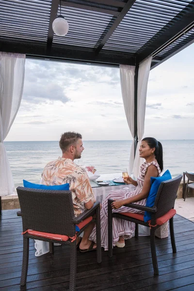 タイのビーチでキャンドルライトでディナー ビーチでロマンチックなディナー ビーチで二人の男女のディナー — ストック写真