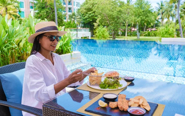 수영장에서 햄버거 감자칩을 아시아 여성들 — 스톡 사진