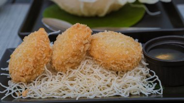 Tabaktaki Tayland balık kurabiyelerini yakın. Tayland balıklı kurabiye.