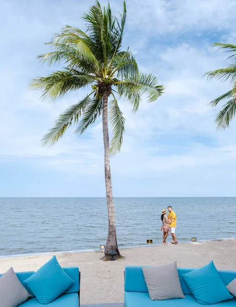 Uomini Donne Che Camminano Una Spiaggia Tropicale Con Palme Hua — Foto Stock