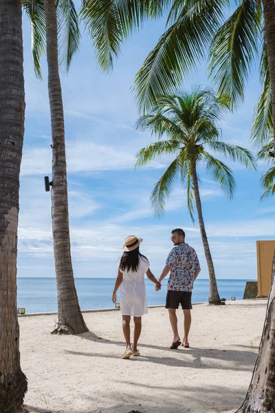 Män Och Kvinnor Går Tropisk Strand Med Palmer Hua Hin — Stockfoto