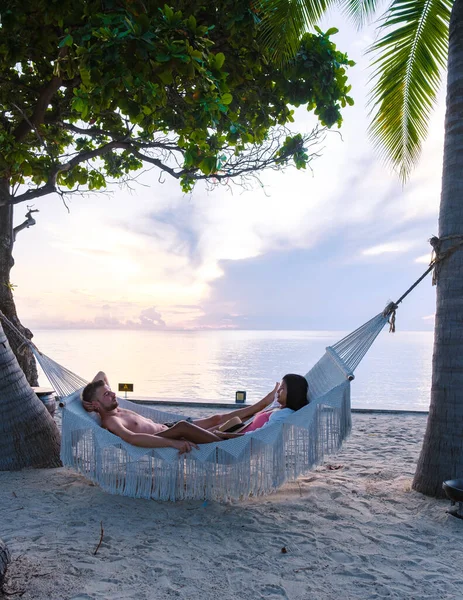 Pareja Hombres Mujeres Observando Amanecer Una Hamaca Una Playa Tropical —  Fotos de Stock