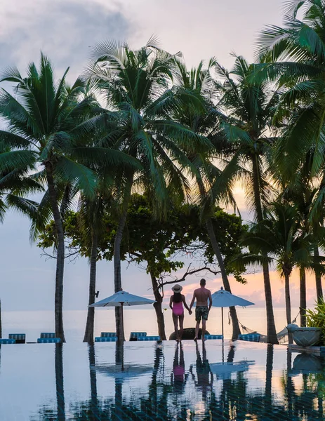 Casal Homens Mulheres Relaxando Beira Piscina Cadeiras Praia Piscina Tropical — Fotografia de Stock