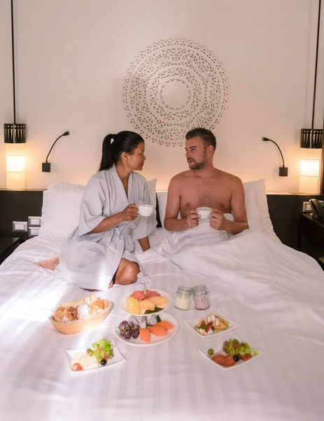 Een Paar Ontbijten Bed Aziatische Vrouwen Blanke Mannen Bed Ontbijten — Stockfoto