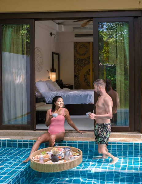 Couple Prenant Petit Déjeuner Dans Piscine Des Femmes Asiatiques Des — Photo