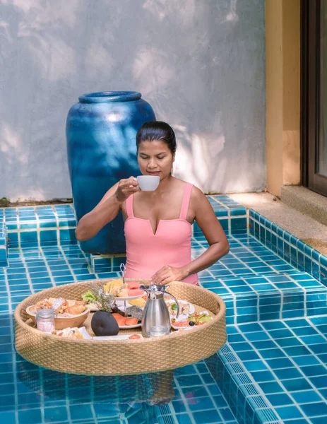 수영장에서 식사를 아시아 여자들 수영장에서 식사를 — 스톡 사진