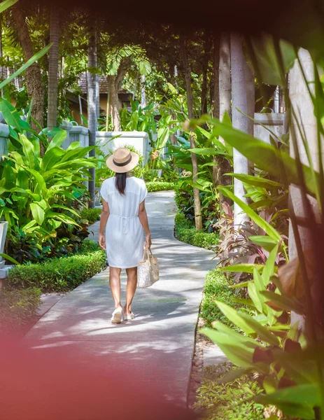 Femmes Asiatiques Avec Chapeau Marchant Dans Jardin Tropical Pendant Les — Photo