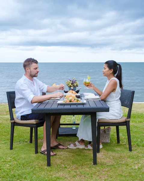 Een Paar Mannen Vrouwen Die Avonds Een Romantisch Diner Het — Stockfoto