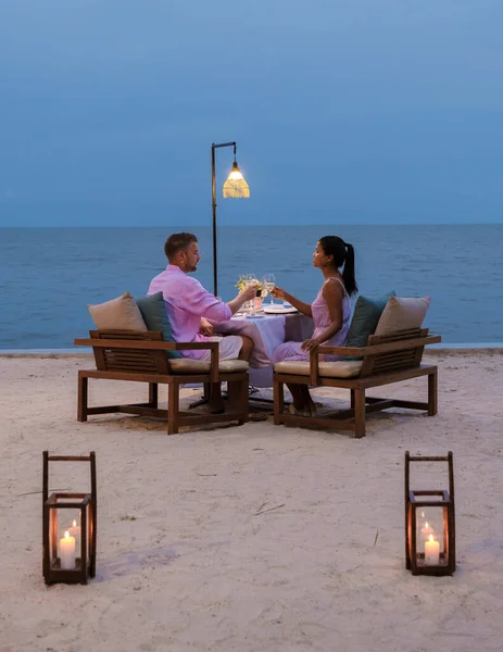 Par Hombres Mujeres Que Tienen Una Cena Romántica Playa Por —  Fotos de Stock