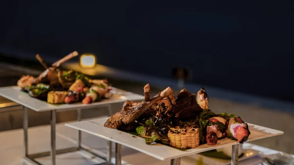 Luxus Vacsoraasztal Óceán Mellett Homárral Hallal Thai Ételekkel — Stock Fotó