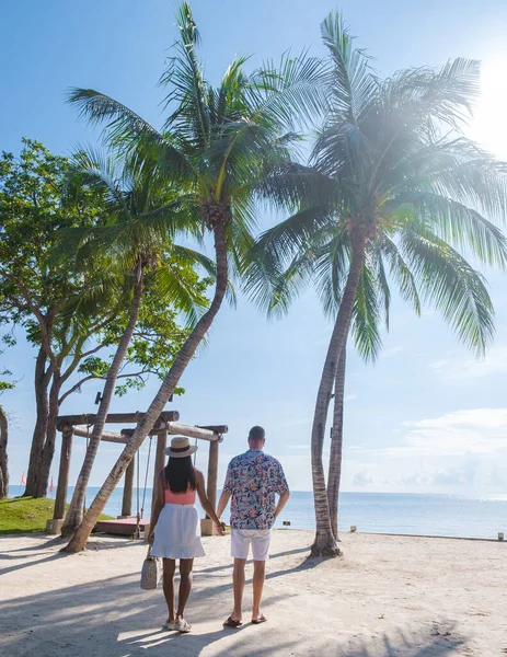 Män Och Kvinnor Går Tropisk Strand Med Palmer Hua Hin — Stockfoto