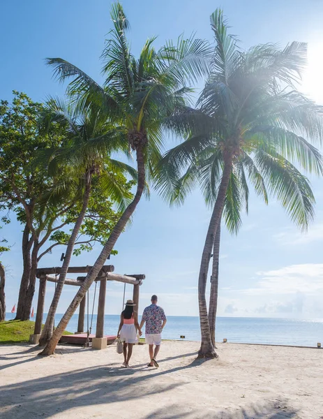 Muži Ženy Kráčející Tropické Pláži Palmami Hua Hin Thajsku Asijské — Stock fotografie