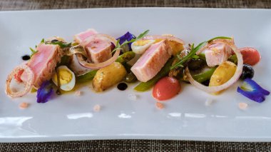 Tabakta kırmızı ton balığı eti, güzel yemek yemeği, masada Fransız yemeği..