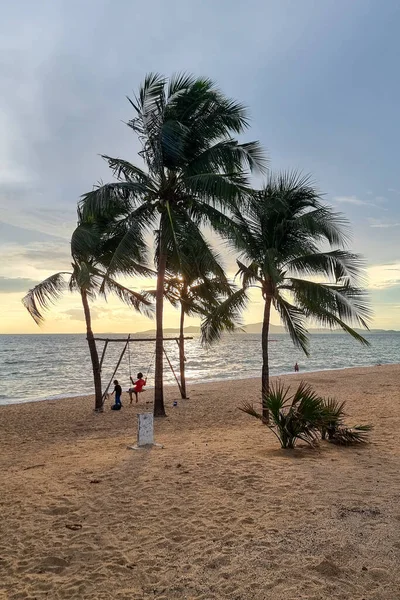 Dongtan Beach Pattaya Jomtien Thailand Palm Trees Beach Sunset Kids — Stock Photo, Image