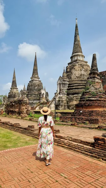 Women Hat Tourist Visit Ayutthaya Thailand Wat Chaiwatthanaram Sunset Ayutthaya — Stock Photo, Image