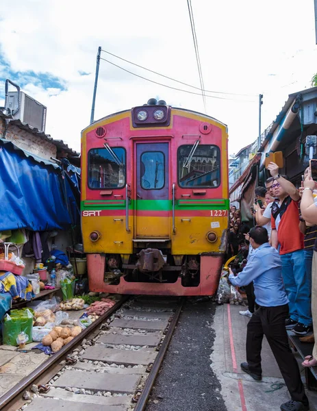 Maeklong Railway Market Thailand 열차는 천천히 선로에 Mae Klong Train — 스톡 사진