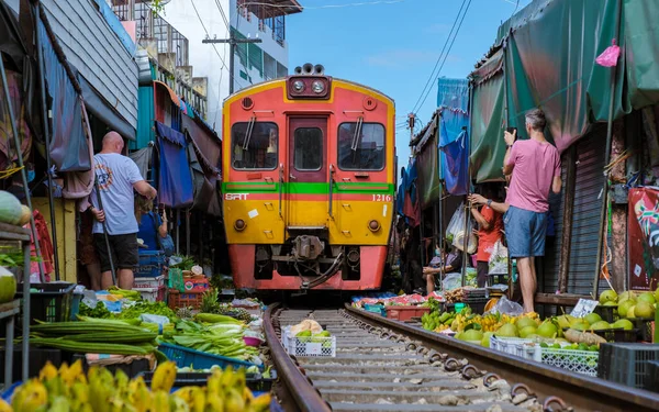 Maeklong Railway Market Thailand 열차는 천천히 선로에 Mae Klong Train — 스톡 사진