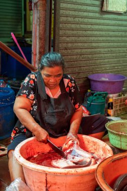 Maeklong Demiryolu Tayland Pazarı. Tren raylarda yavaş ilerliyor. Güneşli bir günde Umbrella Tren Pisti, Mae Klong Tren İstasyonu, Bangkok, Tayland 'da Taze Pazar