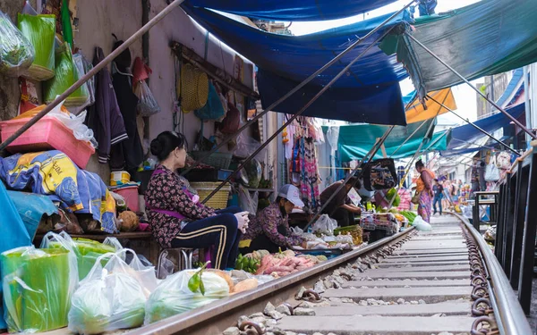 Maeklong Railway Market Thailand Поїзд Стежках Рухається Повільно Umbrella Fresh — стокове фото